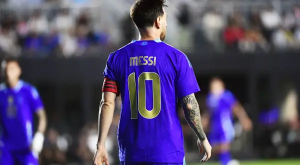 Messi, jeden z najlepszych piłkarzy Argentyny, w fioletowej koszulce z numerem 10.