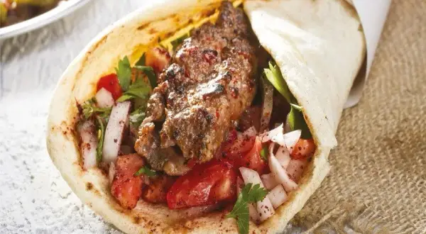 Kebab: zdrowy posiłek czy kaloryczna bomba? Poradnik
