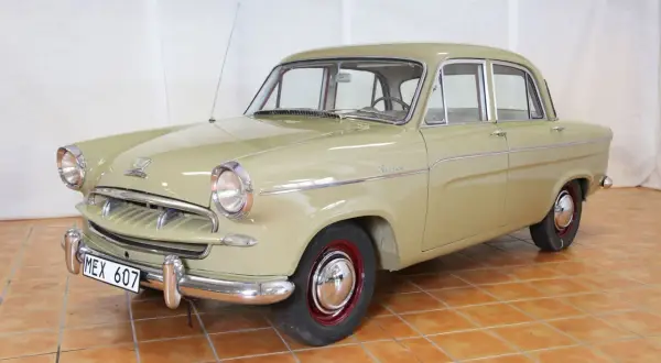 En ljusbeige Standard Vanguard från 1950-talet står på ett terrakottagolv.
