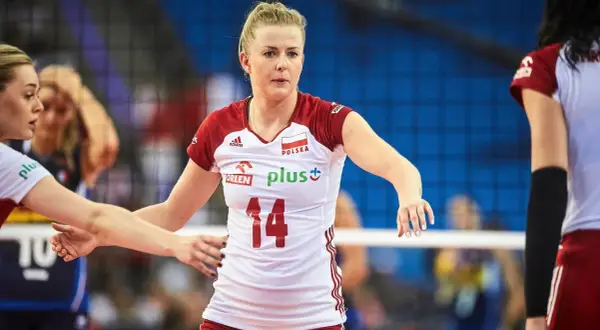 Joanna Wołosz, siatkarka o imponującym wzroście, w biało-czerwonej koszulce z numerem 14.