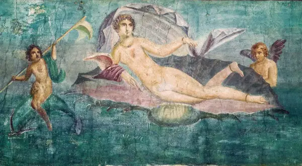 Fresque romaine dépeignant Aphrodite sur une coquille, entourée d'un putto et d'un jeune homme. Une scène qui évoque l'histoire de la déesse de l'amour.