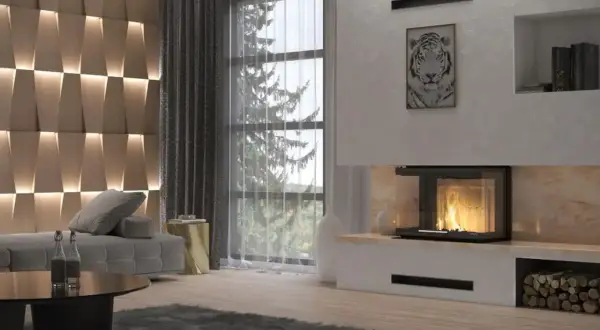 Nowoczesny salon z kominkiem, gdzie uszczelniacz do kominków zapewnia bezpieczeństwo i estetykę. Wygodna sofa, designerska ściana i widok na las.