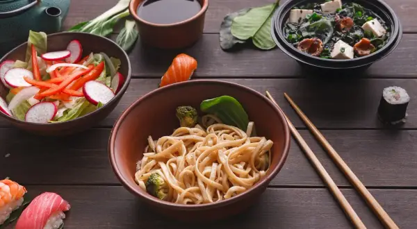 Sos sojowy idealnie podkreśli smak makaronu z warzywami, sushi i zupy. Pyszny azjatycki posiłek czeka!