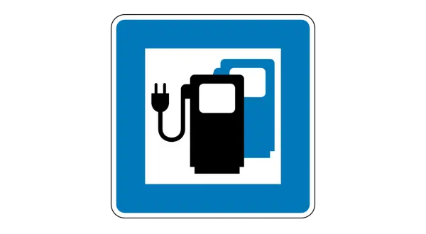 Blaues Schild mit weißem Rahmen. Darin zwei Zapfsäulen-Symbole, eins schwarz mit Stecker, eins blau. Bedeutung: Ladestation für Elektroautos.