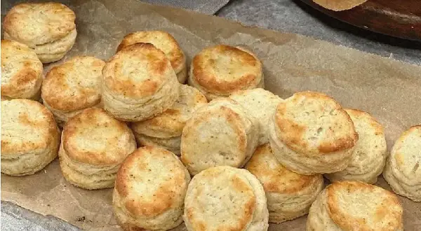 En hög med små scones, gyllene och fluffiga, redo att avnjutas. Perfekta till fikat!