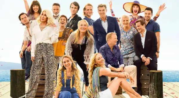 Mamma Mia: Here We Go Again! obsada. Uśmiechnięci aktorzy na tle błękitnego nieba i morza.