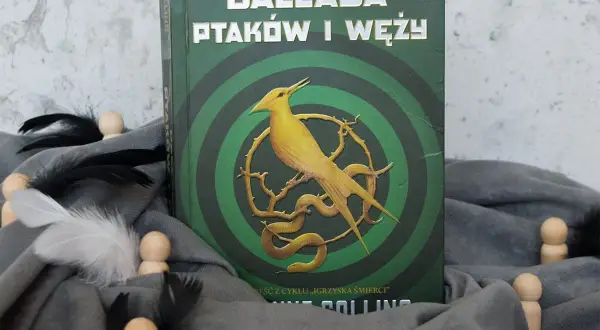 Okładka "Ballady ptaków i węży" z cyklu "Igrzyska Śmierci". Żółty ptak i wąż na tle zielonych kręgów.