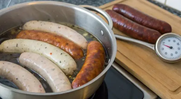 Jak przygotować kiełbasę z wody, by uniknąć pęknięć i zachować smak