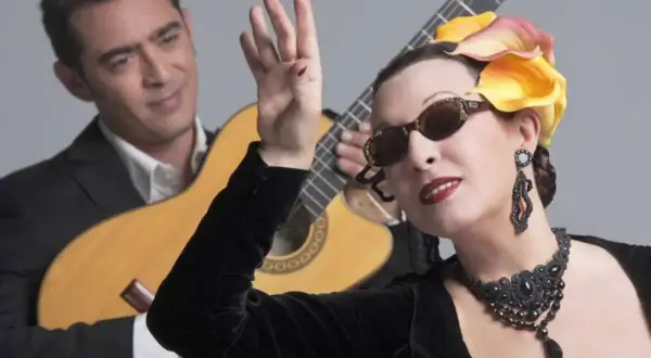 Martirio, icónica en los años 80, con su estilo inconfundible, posa con un guitarrista.