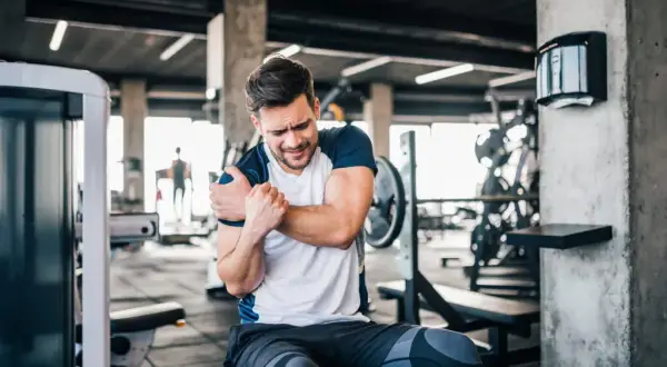 CrossFit vs siłownia: Co lepsze dla Twoich celów? Porównanie