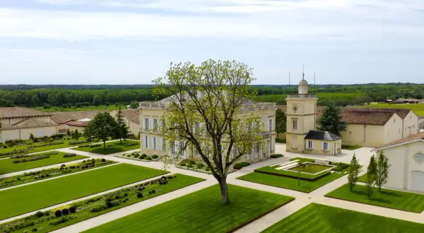 Magnifique domaine viticole sur la route des vins de Bordeaux, avec son château, ses jardins à la française et ses vignes à perte de vue.
