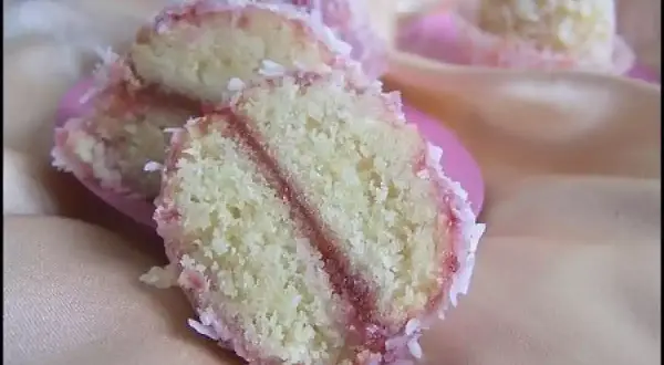 Délicieuses boules de coco orientales fondantes, garnies de confiture et enrobées de noix de coco râpée. Une recette gourmande à partager.