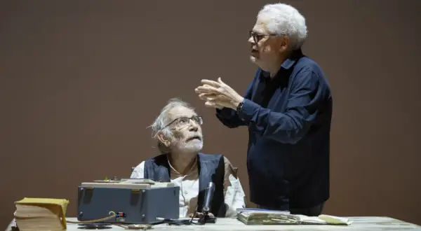 Due attori sul palco del Teatro San Ferdinando Napoli, con un registratore e libri. La programmazione teatrale si preannuncia intensa.