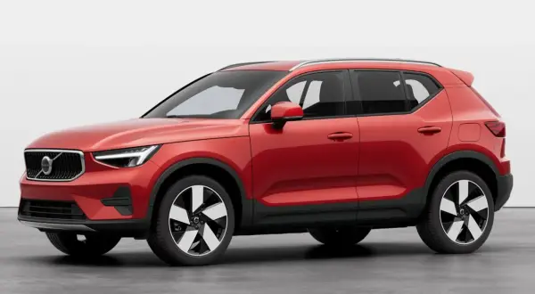 Czerwony Volvo XC40 na białym tle. Sprawdź aktualną volvo xc40 cenę i dostępne konfiguracje.