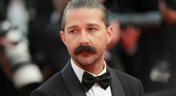 Shia LaBeouf med mustasch och fluga, redo för röda mattan.