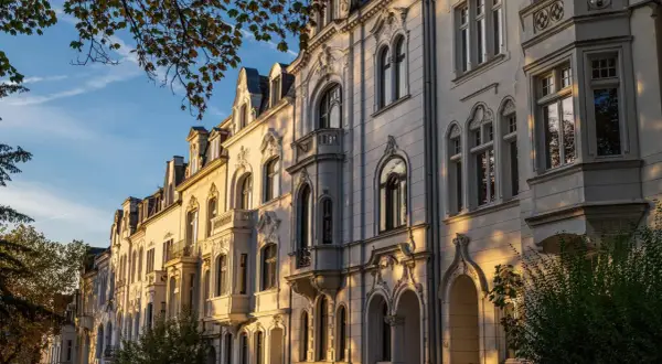 Prachtvolle Jugendstilfassaden im Briller Viertel Wuppertal im warmen Abendlicht.