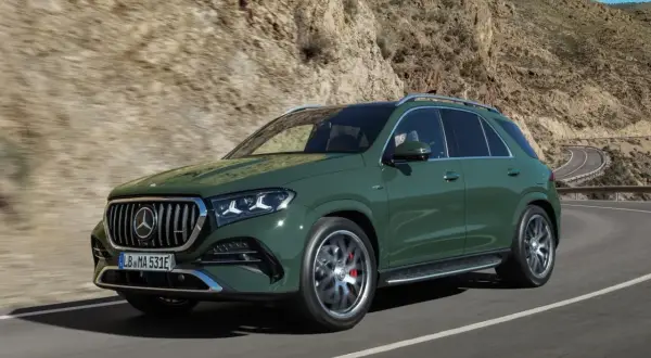 Zielony Mercedes GLE 2026 na krętej drodze w górach.