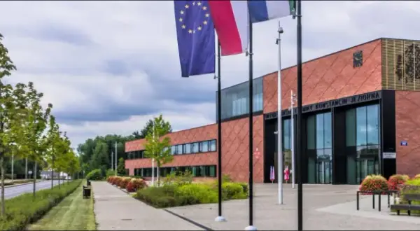 Gdzie zjeść w Konstancinie-Jeziornie? Odkryj najlepsze miejsca na posiłek
