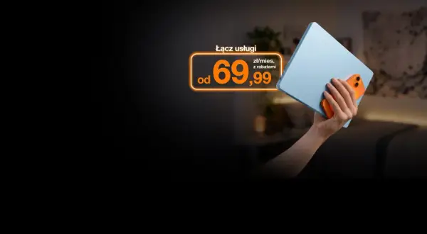 Pakiet optymalny Orange: połącz usługi od 69,99 zł/mies. z rabatami. Dłoń trzyma tablet i telefon.