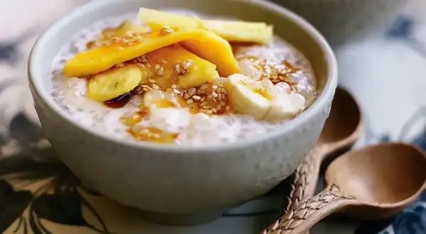 Pyszny deser z tapioki z bananem i mango, posypany sezamem. Idealny na letnie popołudnie.