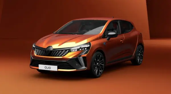 La nouvelle Renault Clio, avec sa couleur orange éclatante, est prête à conquérir les routes. Sa date de sortie approche, promettant un design audacieux et une technologie de pointe.