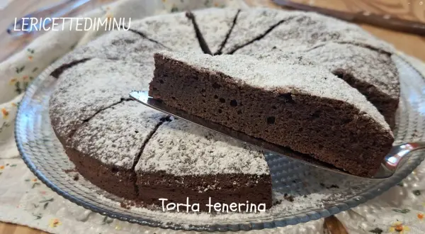 Une délicieuse Torta Tenerina, une patisserie italienne au chocolat, saupoudrée de sucre glace.