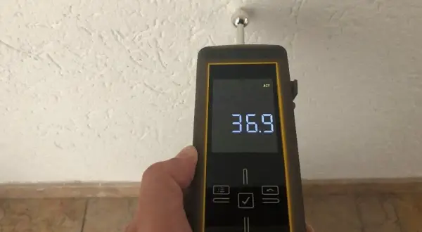 Feuchtigkeitsmessgerät zeigt 36.9 an. Die wandfeuchte ist normal.