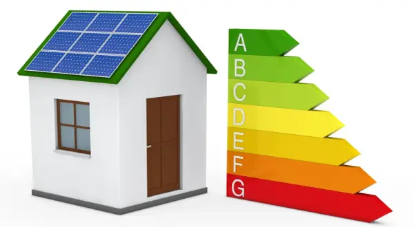 Casa con paneles solares en el tejado y una escala de eficiencia energética. ¡Un hogar pree 5000!