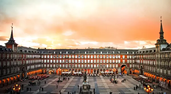 Plaza Mayor de Madrid au coucher du soleil. Idéal pour savoir que faire à Madrid : flâner, dîner en terrasse, admirer l'architecture.