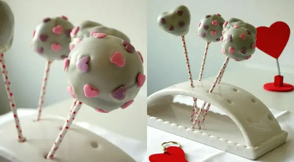 Süße Sally Cake Pops mit rosa und lila Herzen verziert, bereit für eine romantische Feier.