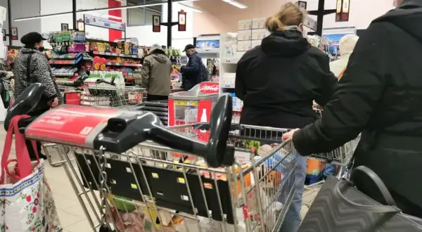 Ludzie robią zakupy w supermarkecie. Czy to wielka sobota czy to święto, kolejki do kas są długie.