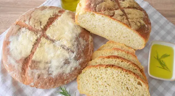 Chleb z ziemniaków: Resztki z obiadu? Sekret wilgotnego pieczywa!