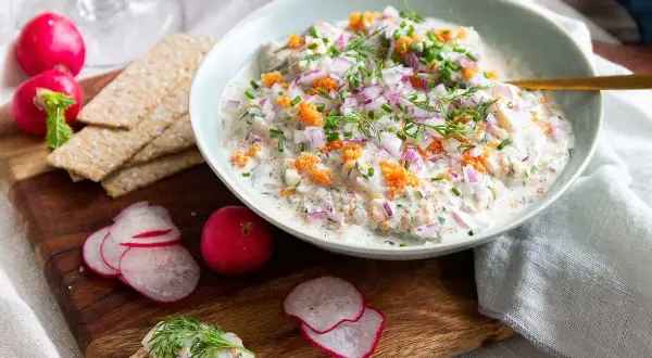 Krämig sillröra med dill, rödlök och rom. Serveras med knäckebröd och rädisor. En klassisk svensk sillrätt.