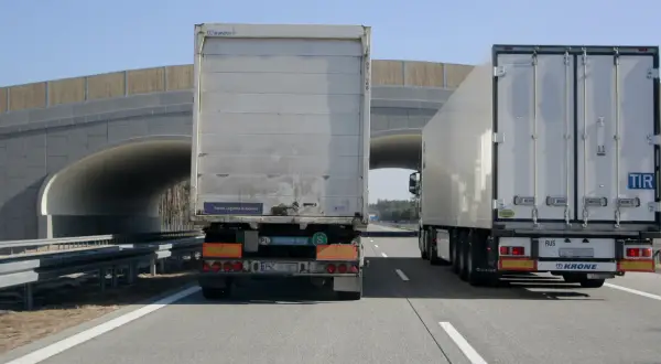 Dwa tiry jadą obok siebie na autostradzie, pod wiaduktem. Czy tiry mogą się wyprzedzać na autostradzie?