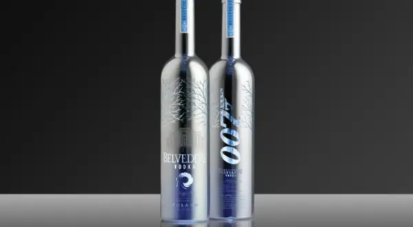 Dwie butelki Belvedere, w tym jedna z motywem 007. Ten luksusowy alkohol to idealny wybór na specjalne okazje.