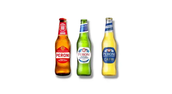Drei Flaschen italienisches Bier von Peroni: Nastro Azzurro, Nastro Azzurro Capri und ein weiteres klassisches Peroni.