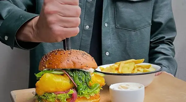 Co możemy znaleźć w burgerze? Odkryj nieznane składniki i wariacje
