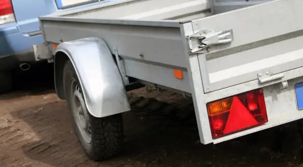 Przyczepka samochodowa gotowa do transportu po udanej umowie kupna sprzedaży.