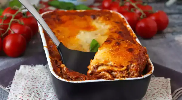 En härlig lasagne bolognese med gyllene ost och en generös köttfärssås. Perfekt för en mysig middag.