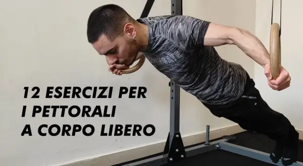 Uomo che esegue un esercizio ai anelli per i pettorali, parte di "12 esercizi a corpo libero per allenarsi a casa".