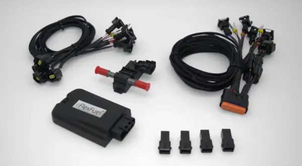 eFlexFuel-kit för att etanol konvertera din bil. Innehåller box, kablar och bränslekoppling.