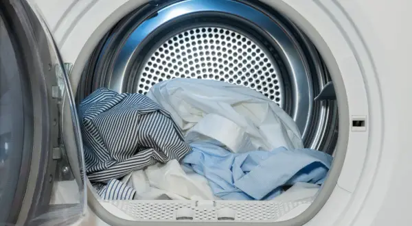 Jak składać bluzy z kapturem? Oszczędź miejsce i uniknij zagnieceń