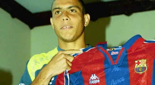 Ronaldo Nazario, znany z gry w klubach takich jak Barcelona, Inter Mediolan i Real Madryt, prezentuje koszulkę FC Barcelony.
