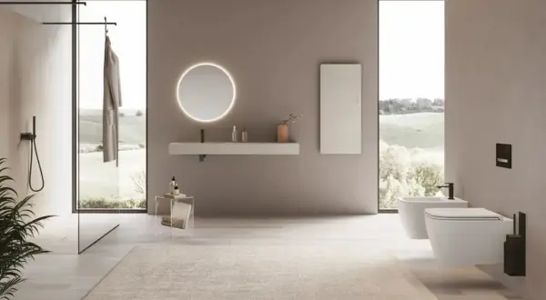 Bagno moderno con sanitari sospesi pro e contro: doccia walk-in, lavabo, specchio luminoso, bidet e WC a parete.