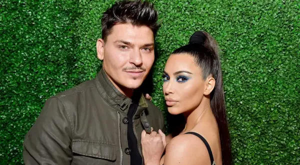 Mario Dedivanovic, maquillador de Kim Kardashian, posa con ella.