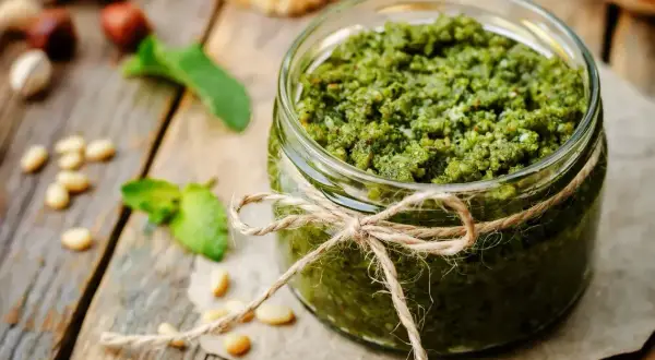 Słoik domowego pesto, idealny do makaronu. Zobacz, jak zrobić pesto z bazylii, orzeszków piniowych i parmezanu.