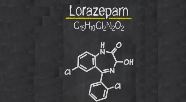 Struktura chemiczna lorazepamu, leku z grupy benzodiazepin, często stosowanego jako psychotrop.