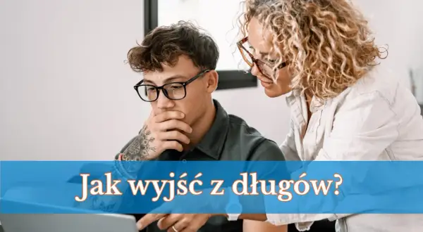 Para analizuje na laptopie opcje kredytu na spłatę długów. Kobieta doradza mężczyźnie, jak wyjść z finansowych kłopotów.