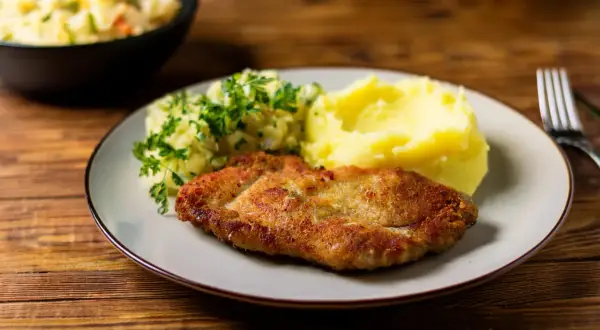 Chrupiące schabowe z airfryer, podane z purée ziemniaczanym i surówką. Pyszny obiad gotowy w mgnieniu oka!