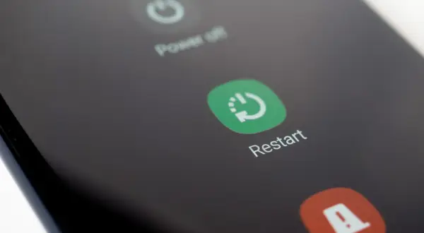 Ekran telefonu z opcjami wyłączenia i ponownego uruchomienia. Po aktualizacji Chrome warto zrestartować urządzenie.